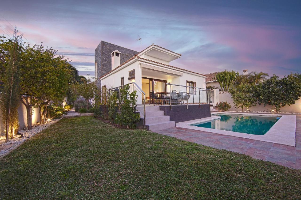 Modern Villa Close To Costabella Beach มาร์เบยา ภายนอก รูปภาพ