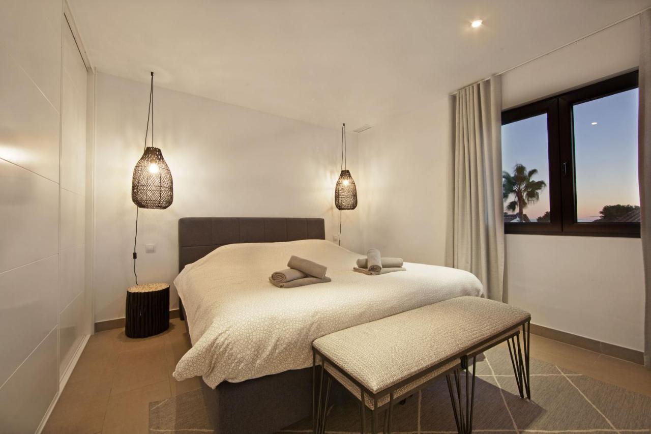 Modern Villa Close To Costabella Beach มาร์เบยา ภายนอก รูปภาพ