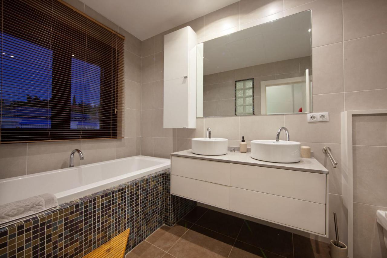 Modern Villa Close To Costabella Beach มาร์เบยา ภายนอก รูปภาพ