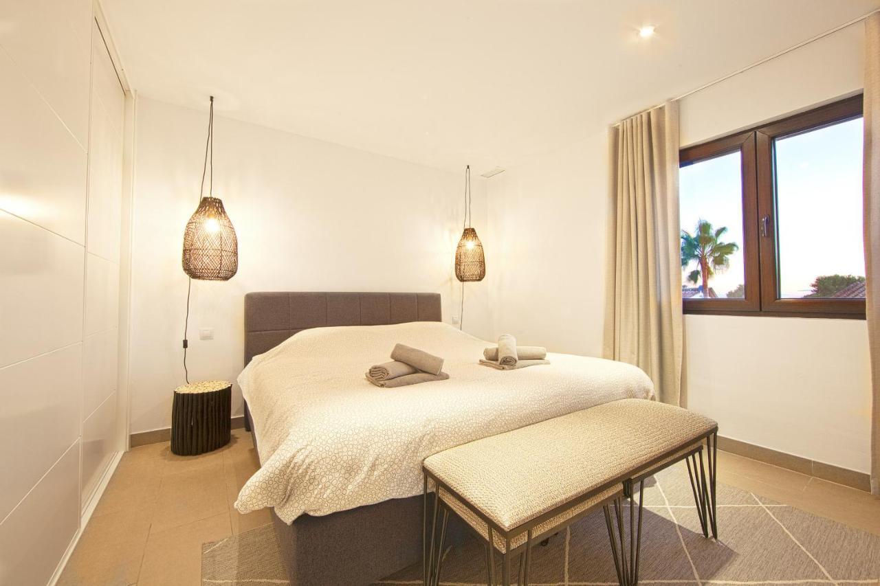 Modern Villa Close To Costabella Beach มาร์เบยา ภายนอก รูปภาพ