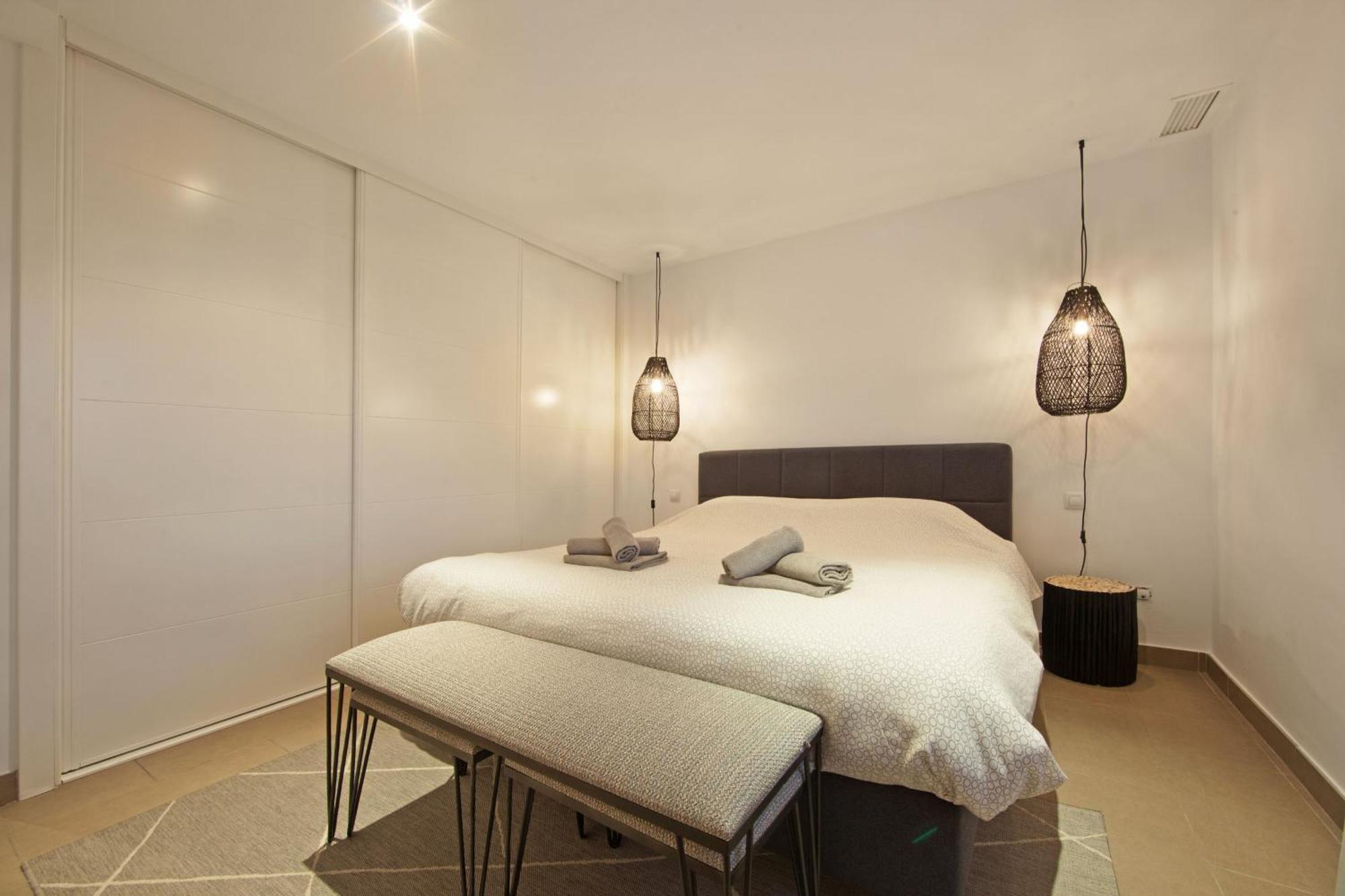 Modern Villa Close To Costabella Beach มาร์เบยา ภายนอก รูปภาพ